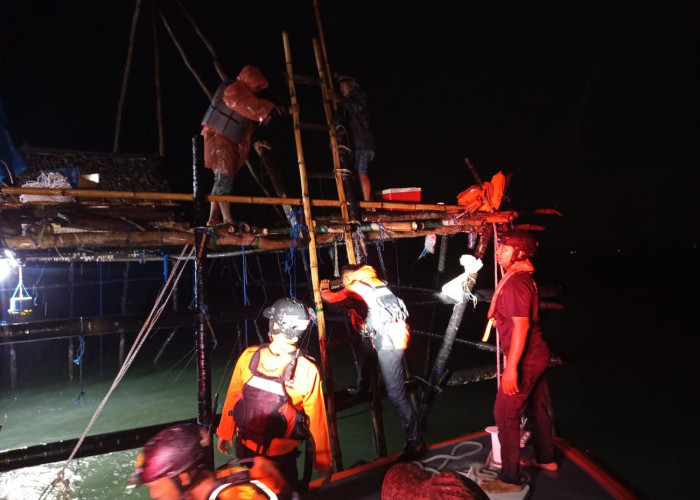 Terjebak Cuaca Buruk di Bagang Perairan Lamaru, Rombongan Pemancing Berhasil Dievakuasi Tim SAR Balikpapan