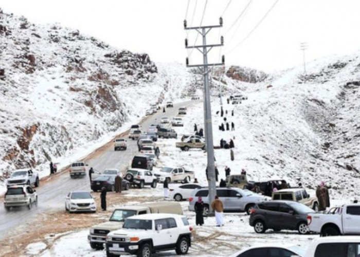 Suhu Turun hingga Minus 4 Derajat Celcius, Wilayah Utara Arab Saudi Diselimuti Salju