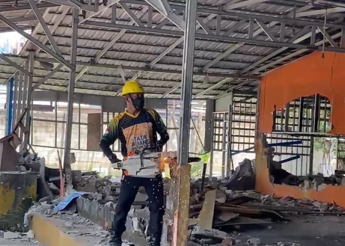 Warung Bakso Dongkrak Dibongkar, Bangunannya Tak Berizin, Tiga Tahun Tidak Pernah Bayar Pajak