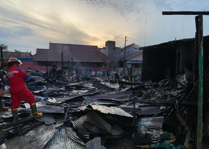 Diduga Korsleting Listrik, Kebakaran di Samarinda Hanguskan 8 Bangunan Tempat Usaha