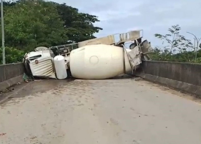 Truk Molen Terguling di KM 13 Karang Joang Balikpapan, Lalu Lintas Dialihkan