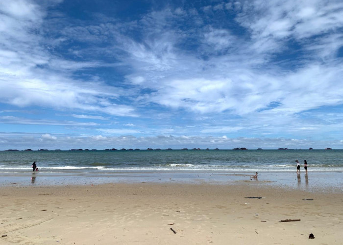 Gelombang Pesisir Balikpapan Meninggi Hingga Dua Meter, Warga Diminta Waspadai Beraktivitas di Pantai 