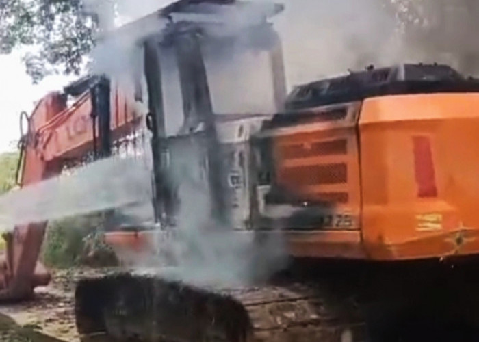 Ekskavator Terbakar di Kampung Empas, Damkar Masih Selidiki Penyebab Kebakaran