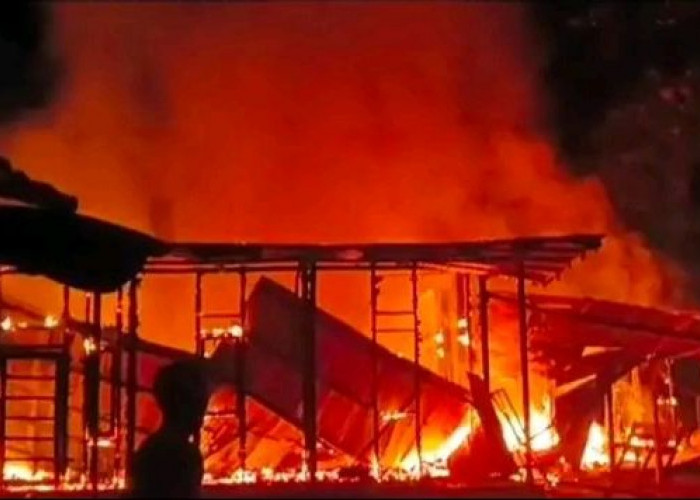 Kebakaran di Kubar Hanguskan 40 Unit Bangunan, Petugas Pemadam Terkendala Akses Masuk Lokasi