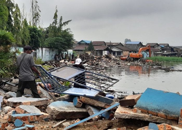 Pemkot Samarinda Bongkar Puluhan Rumah di Kawasan Gang Senggol