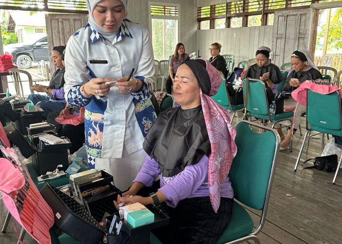 Ibu-Ibu di Sembilan Kecamatan Dapat Pelatihan Tata Rias Gratis