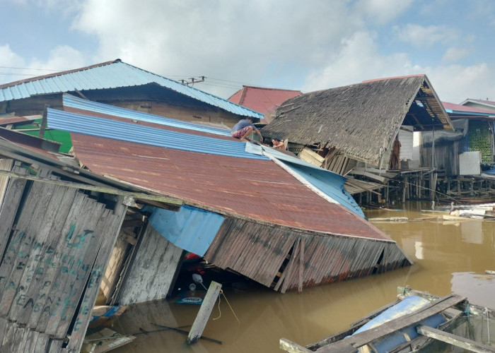 2 Rumah di Desa Embalut Tenggarong Seberang Rusak Berat Akibat Longsor, Diduga Akibat Abrasi Sungai