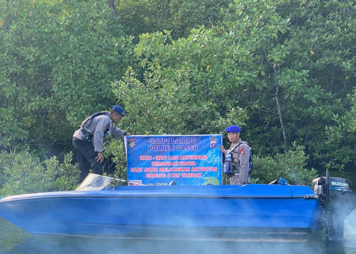 Satpolairud Polres Paser Tebar Spanduk Peringatan Bahaya Buaya di Sejumlah Titik Kawasan Pesisir