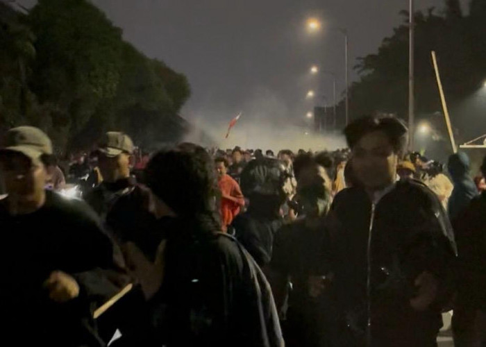 Aksi Bergeser ke Petamburan, Situasi Mencekam Warga Bertahan di Stasiun Tanah Abang