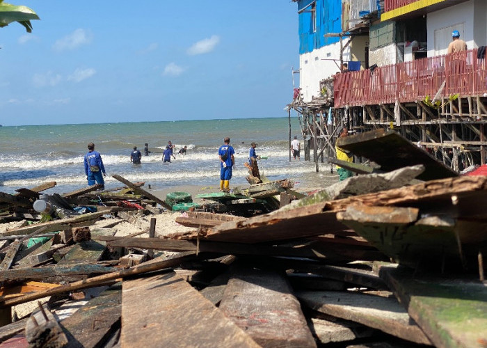 Rumah di Pesisir Pantai Balikpapan Roboh Dihantam Gelombang Besar, 17 Warga Terdampak 