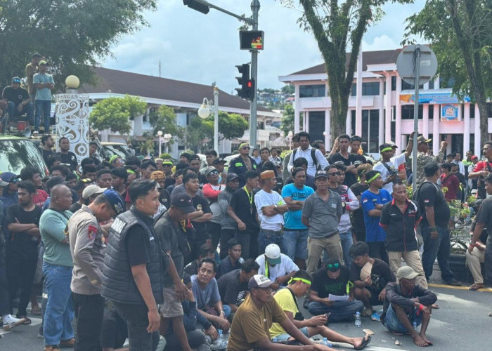Demo Sopir Truk di Balikpapan: Mengeluh Antre Solar 3 Hari, Hingga Barcode Dipakai Orang Lain