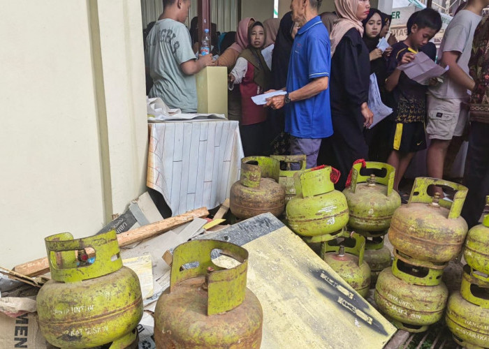 Ratusan Warga Tanah Grogot Serbu Pasar Murah di Outlet Pangan