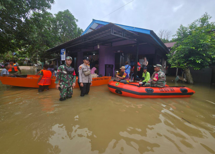 Hujan Deras Akibatkan Sungai Merban Meluap, Polsek Muara Bengkal Ikut Pantau Debit Air