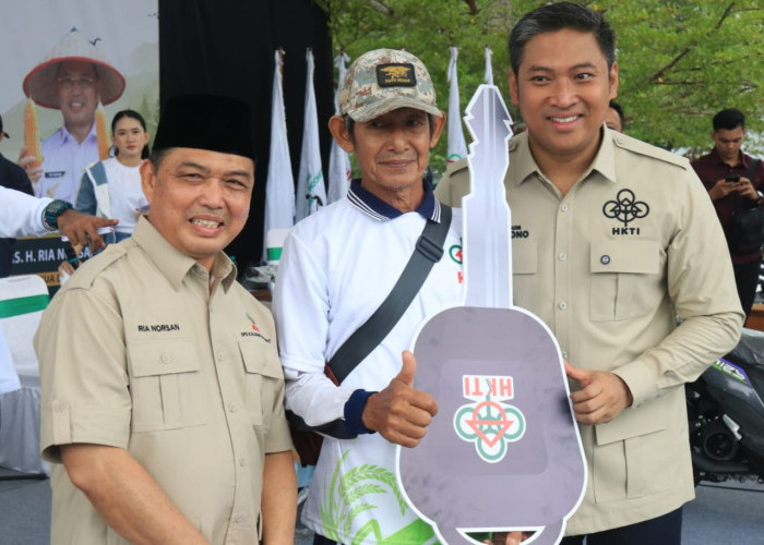Dilantik Pimpin HKTI Kalbar, Ria Norsan Siap Perjuangkan Kesejahteraan Petani