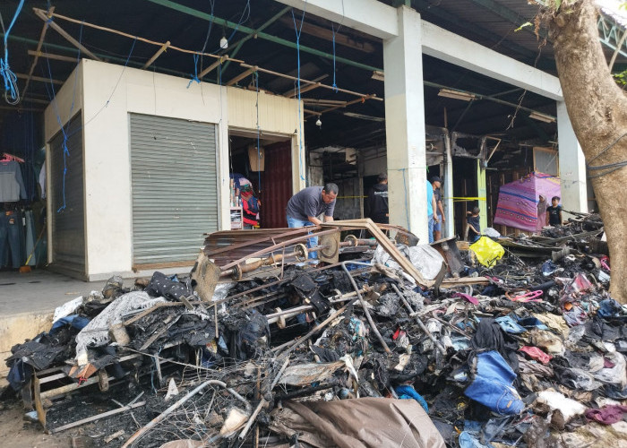 Pasca Kebakaran, Pedagang Pakaian Bersihkan Puing Kios Pasar Senaken
