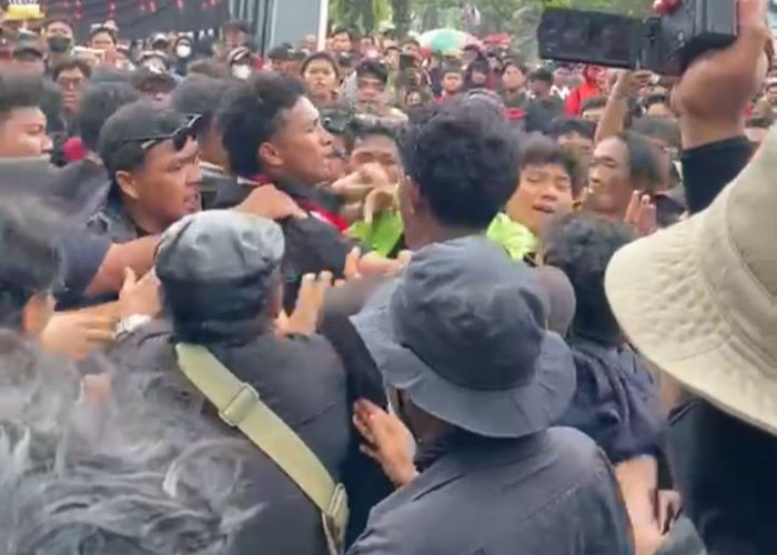 Dialog di Halaman DPRD Kaltim Memanas, Massa Kecewa Ketua DPRD Tak Hadir