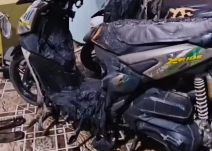 CCTV Rekam Aksi Pembakaran 2 Unit Motor di Sambaliung