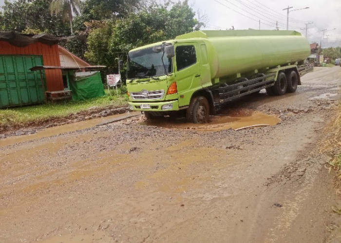 Kondisi Jalan Nasional Simpang Raya Kubar Rusak Berat, Pengendara Mengeluh