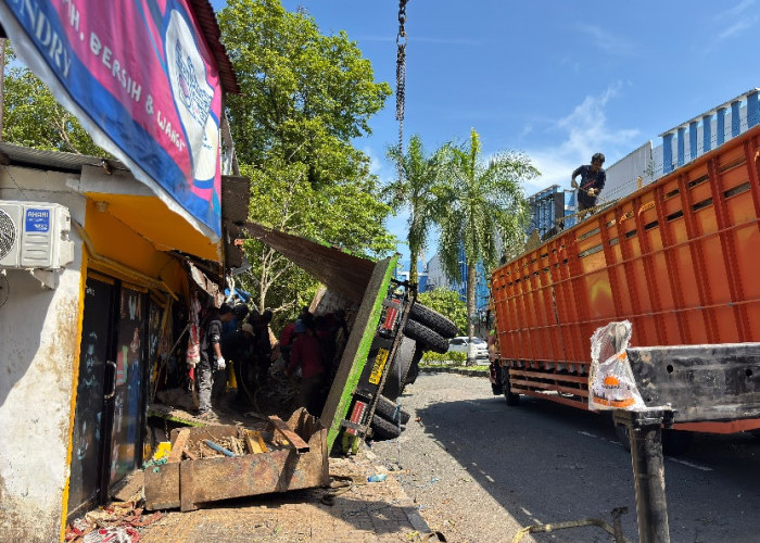 Truk Bermuatan Besi Tua Terguling, Timpa Kios di Balikpapan 