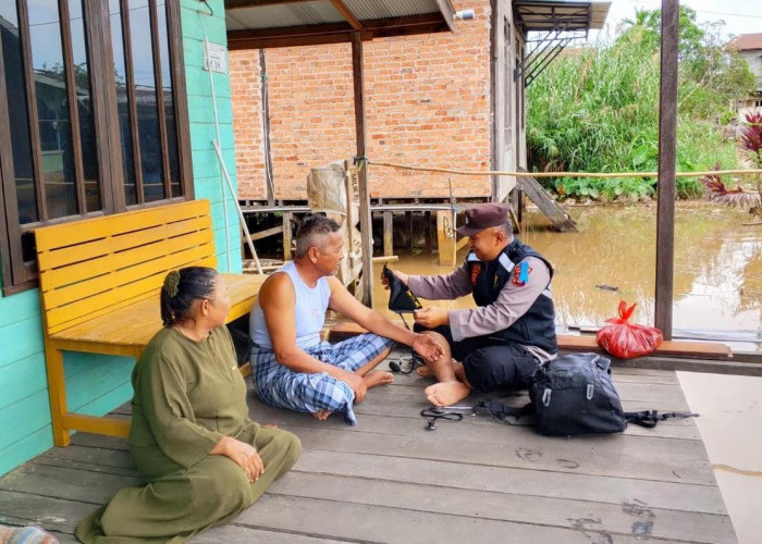 Polres Kutim Beri Layanan Kesehatan Gratis Bagi Warga Korban Banjir
