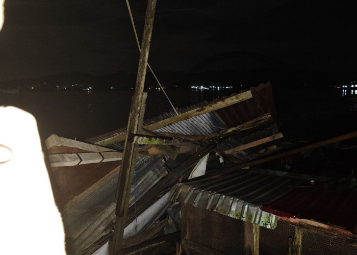 Jembatan Mahulu Ditabrak Lagi, Kapal Tongkang Hantam Pilar dan Rusak Rumah Warga