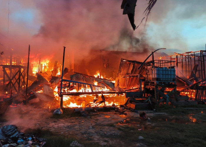 Kebakaran di Gang Gamili III A, Beberapa Rumah dan Barakan Terbakar