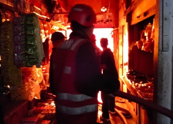 Belasan Unit Damkar dan Dua AWC Dikerahkan Atasi Kebakaran Pasar Sepinggan, Penyebab Masih Diselidiki 