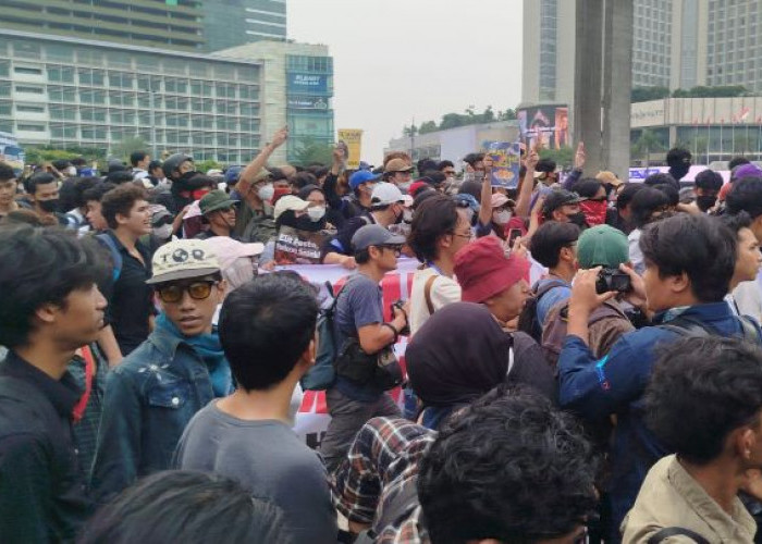 Teriakkan Revolusi, Mahasiswa dan Massa Bentrok dengan TNI di Bundaran HI