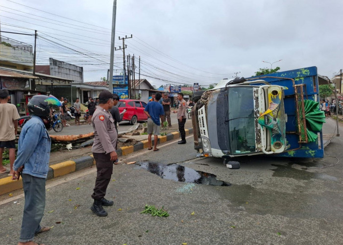 Truk Oleng dan Terguling Usai Isi BBM, Kapolsek Palaran: Istirahat Jika Lelah atau Mengantuk!
