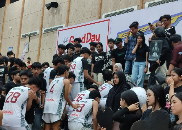 Moment of Silence, Pemain dan Penonton Beri Penghormatan Terakhir Bagi Nadya, Dancer Tim SMAN 2 Tenggarong