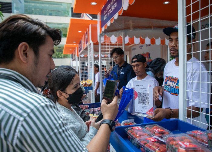 Bazaar UMKM BRILiaN, BRI Datangkan Stroberi Segar Langsung dari Petani