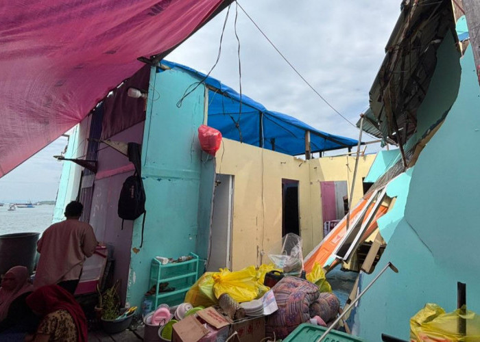 Angin Kencang Terjang Kawasan Permukiman Atas Air di Balikpapan Barat, 2 Rumah Rusak Berat