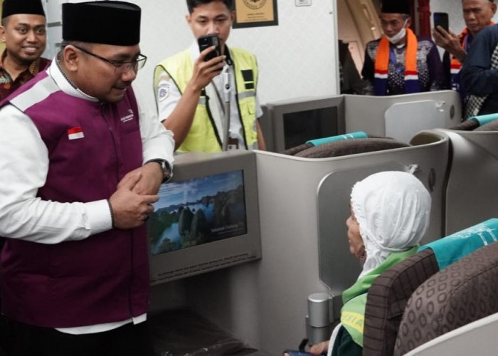 Lepas Kloter Pertama Jamaah Haji Indonesia, Menag Yaqut: Jangan Selipkan Niat Lain!
