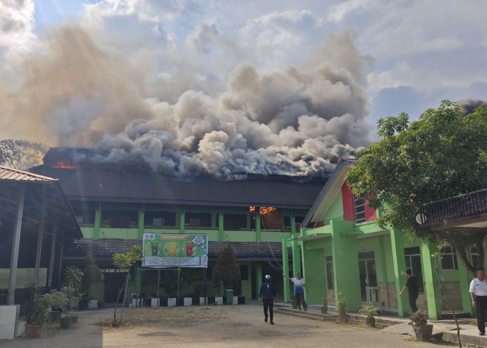 Kebakaran SMPN 2 Samarinda, Delapan Ruang Kelas Hangus Diduga Korsleting Listrik