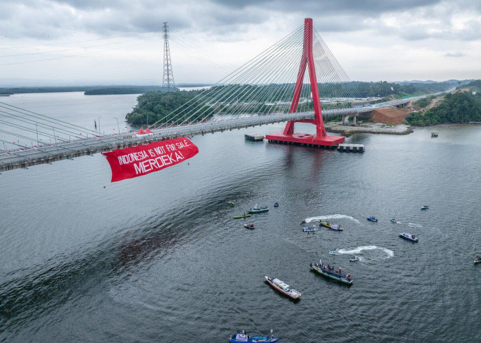 Peringati HUT Republik Indonesia Ke-79, Masyarakat Sipil Bentangkan Spanduk “Indonesia Is Not For Sale”