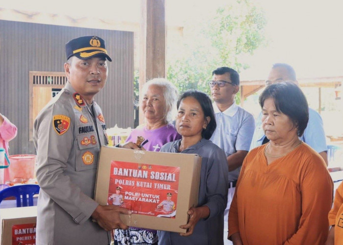 Polres Kutim Salurkan 105 Paket Sembako untuk Warga Terdampak Banjir di Nehas Liah Bing