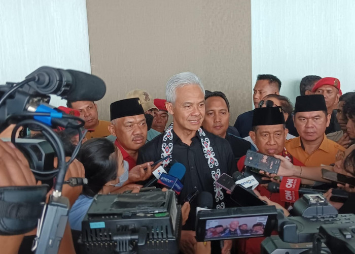 Ganjar Pranowo Kunjungi Pasar Baru Balikpapan, Warga Keluhkan Kelangkaan BBM