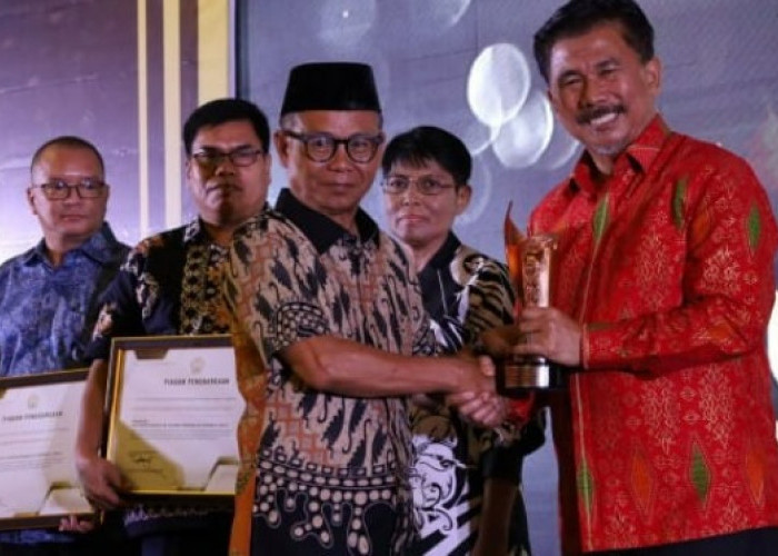 Program Terang Kampongku Raih Cum Laude Award dari Universitas Mulawarman