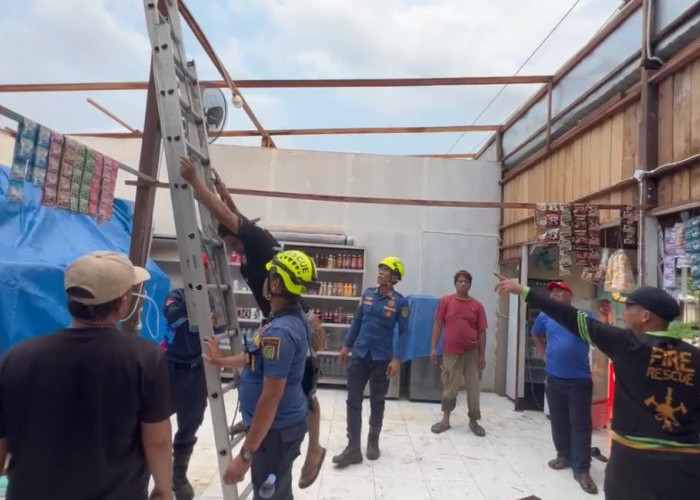 Diterjang Hujan Lebat dan Angin Kencang, Warung Sembako di Sambaliung Berau Rusak Berat