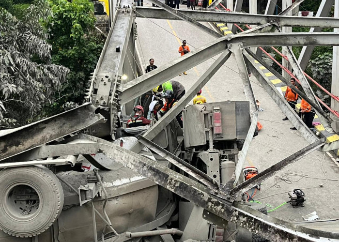 Truk Pengangkut Semen Tabrak Pondasi Jembatan Busui hingga Ambruk, Diduga karena Rem Blong