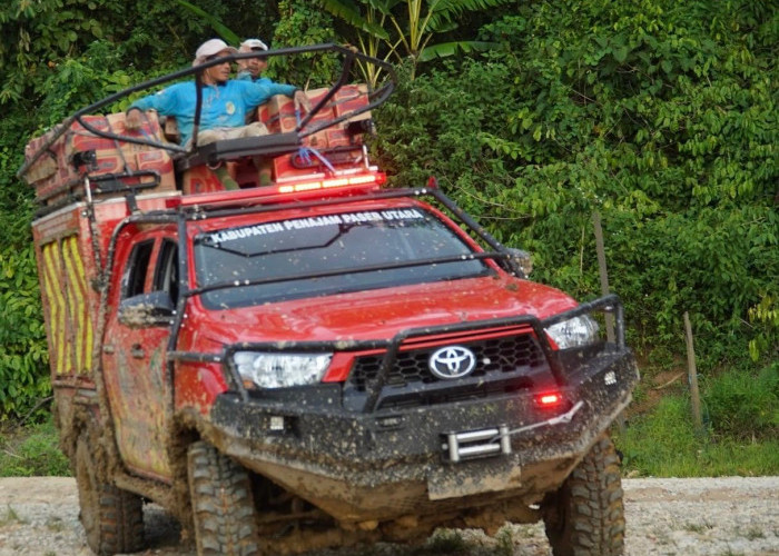 Terjang Lumpur Demi Warga Terisolir, Bupati Mudyat Noor Salurkan Bantuan