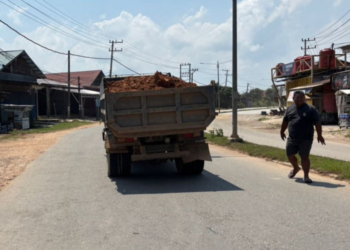 Truk Galian C Tanpa Penutup Bikin Jalan APT Pranoto Berdebu, Warga Kesal