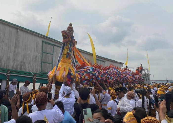 Porsesi Ngulur Naga Disambut Meriah Warga Kukar