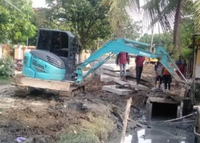 Cegah Banjir, Kelurahan Melayu Tenggarong Normalisasi Drainase 