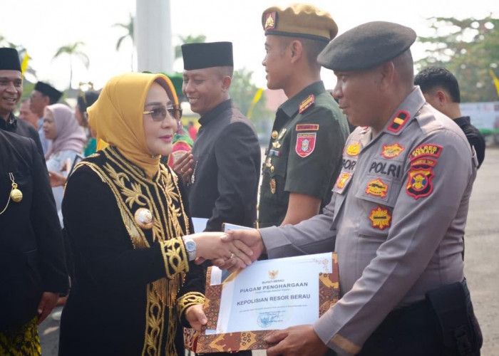 Bupati Berau Sri Juniarsih Mas Beri Penghargaan Relawan Pemadam Karhutla di Hari Jadi ke-73 Kabupaten Berau