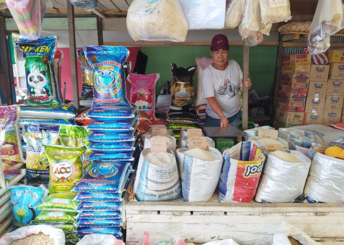 Pedagang Pasar Senaken Mengaku Tak Terganggu Meski Harga Beras Naik