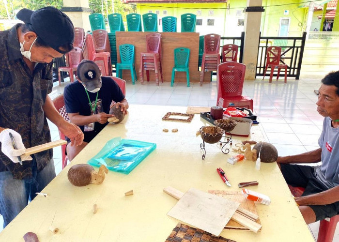 Diskoperindag Berau Kembangkan Ekonomi Kreatif Maratua Lewat Olahan Limbah Kelapa