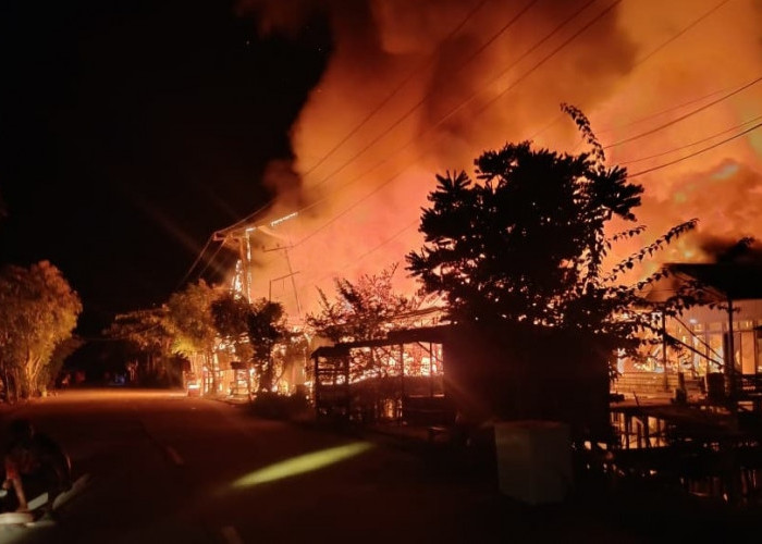 Kebakaran Dini Hari di Kota Bangun, 5 Rumah Ludes Terbakar.