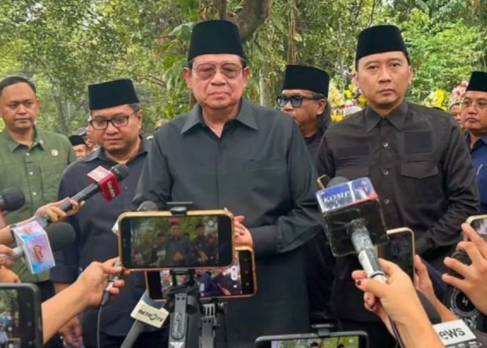 SBY Kenang Sumbang Lukisan Bersama, Guruh Soekarnoputra Dimakamkan Dekat dengan Sang Ibu