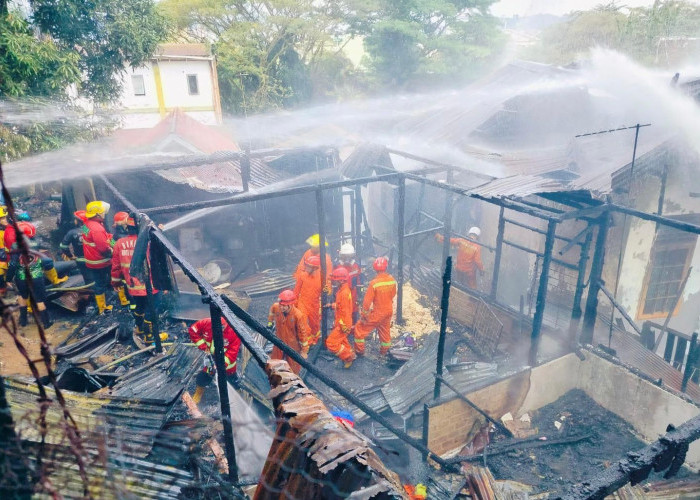 Kebakaran di Samarinda Ludeskan 2 Rumah Semi Permanen, 1 Petugas Mengalami Luka Bakar